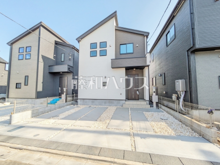 ７号棟(モデル棟)　外観　【小平市小川町１丁目】
見学はしたいけど、なかなか時間が取れない…そんな方に出勤前や仕事終わりにマイホームを見学できるサポートをいたします。　／撮影日2025/04/21