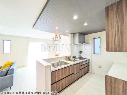 ７号棟(モデル棟)　キッチン　【小平市小川町１丁目】
キッチンから見渡せるリビングダイニングで、お料理中も会話が弾みます　／撮影日2025/05/01