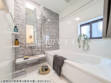 ７号棟(モデル棟)　浴室　【小平市小川町１丁目】
落ち着いた色合いで疲れたからだを癒す、贅沢なくつろぎ空間です。　／撮影日2025/05/01