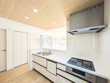 4号棟　キッチン　【小平市小川町１丁目】
使いやすくスタイリッシュなシステムキッチンには、毎日お使いになる方の視点が存分に活かされています。　／撮影日2025/06/09