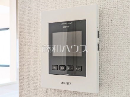 4号棟　TVモニター付きインターホン　【小平市小川町１丁目】　TVモニター付きインターホンのため訪問者がひと目で分かります／撮影日2025/06/09
