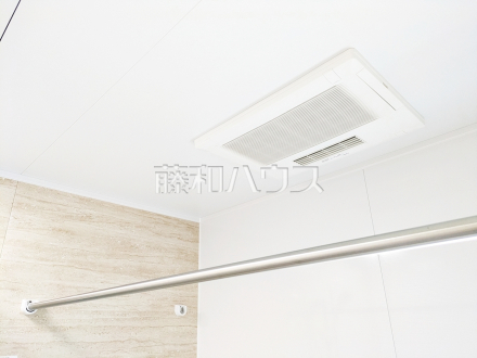 4号棟　浴室換気乾燥機　【小平市小川町１丁目】　雨天時の洗濯物や浴室内のカビ防止としても活躍する浴室換気乾燥機／撮影日2025/06/09
