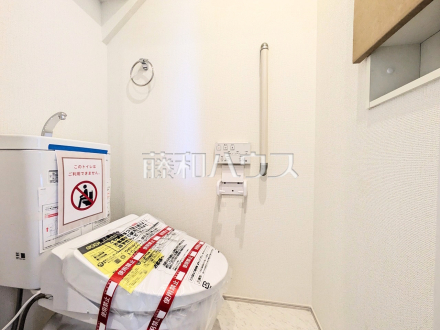 6号棟　温水洗浄便機能付きトイレ　【小平市小川町１丁目】　温水洗浄便機能付きトイレで清潔にご使用いただけます。／撮影日2025/04/24