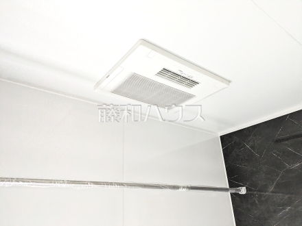 8号棟　浴室換気乾燥機　【小平市小川町１丁目】　雨の日の強い味方！浴室換気乾燥機付きユニットバスで洗濯物が乾かせます。
／撮影日2025/03/31