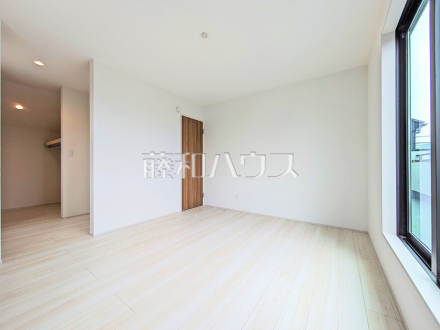 9号棟　居室　【小平市小川町１丁目】
幼い頃のたくさんの想い出が詰まった実家の部屋。それは特別な場所としていつまでも心に残っています。いつかこの部屋が子供たちにとってのそのような場所になるのかな？　／撮影日2025/04/25