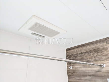 9号棟　浴室換気乾燥機　【小平市小川町１丁目】　雨の日でも洗濯物が乾かせる浴室換気乾燥機。換気・乾燥・暖房・涼風機能と1台多役の優れものです！／撮影日2025/04/25