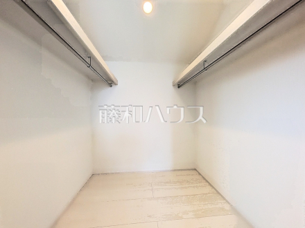 9号棟　ウォークインクローゼット　【小平市小川町１丁目】
ウォークインクローゼットは、お洋服等がたくさん収納できて便利です。　／撮影日2025/04/25