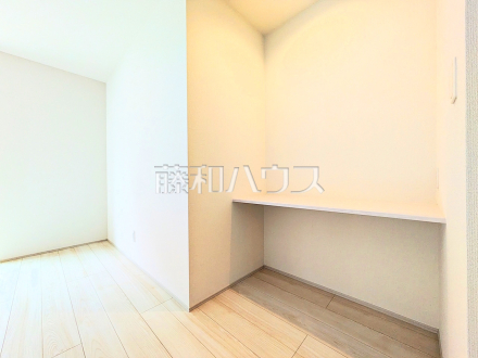 9号棟　カウンター　【小平市小川町１丁目】
リビングに設けたカウンターデスクは、お子様の勉強スペースやデスクワークなどに便利です。　／撮影日2025/04/25