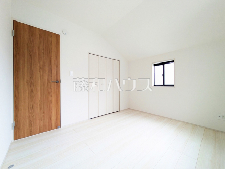 9号棟　居室　【小平市小川町１丁目】
各居室にはクローゼットを完備し、家具を置くスペースが確保しやすい設計がされております。　／撮影日2025/04/25