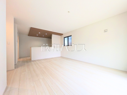 9号棟　リビング　【小平市小川町１丁目】
対面キッチンを採用したリビングは明るく開放感を主として設計しました。一日の中で一番長く家族が集まる場所だから機能性と利便性を重視しました。　／撮影日2025/04/25