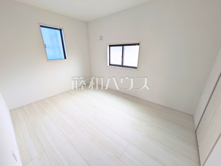 10号棟　居室　【小平市小川町１丁目】
幼い頃のたくさんの想い出が詰まった実家の部屋。それは特別な場所としていつまでも心に残っています。いつかこの部屋が子供たちにとってのそのような場所になるのかな？　／撮影日2025/04/06