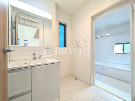 10号棟　洗面室　【小平市小川町１丁目】
洗面室は、急いでいる朝でも二人で使える広さになっております。　／撮影日2025/04/28