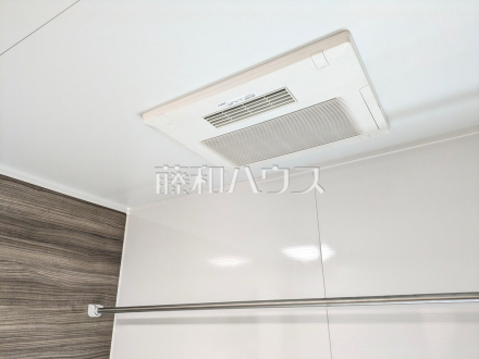 10号棟　浴室換気乾燥機　【小平市小川町１丁目】　雨天時の洗濯物や浴室内のカビ防止としても活躍する浴室換気乾燥機／撮影日2025/04/28