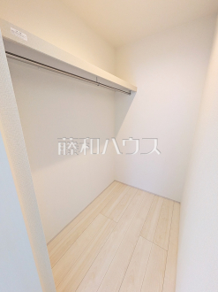 10号棟　ウォークインクローゼット　【小平市小川町１丁目】
大容量のウォークインクローゼットでお部屋をスッキリきれいに保てます。　／撮影日2025/04/06