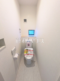 10号棟　トイレ　【小平市小川町１丁目】
ウォシュレット付きトイレ！リビング・お風呂に続いて意外と癒しの空間かも！？　／撮影日2025/04/06