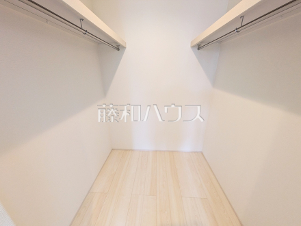 10号棟　ウォークインクローゼット　【小平市小川町１丁目】
ウォークインクローゼットには衣類はもとより、キャリーケース等の大物や衣装ケースなども収まりお家がスッキリ！　／撮影日2025/04/06