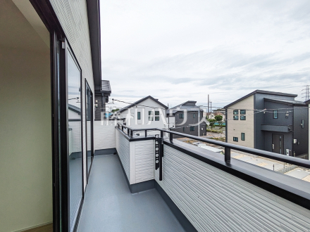 11号棟　バルコニーは二部屋分の長さがあり、洗濯物やシーツ類など干すのに便利な広さです。また南向きのため日差しも行き届き、洗濯物もよく乾きます。　【小平市小川町１丁目】／撮影日2025/05/26