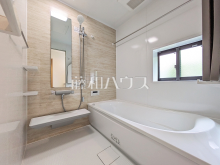 11号棟　一日の疲れを癒す、優しい色合いのバスルーム　【小平市小川町１丁目】／撮影日2025/05/26