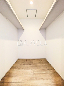 11号棟　ウォークインクローゼットは、お洋服等がたくさん収納できて便利です。　【小平市小川町１丁目】／撮影日2025/05/26