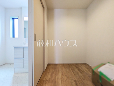 11号棟　パントリーに調味料や食品をまとめてストックする事で、賞味期限等も上手に管理できます。　【小平市小川町１丁目】／撮影日2025/05/26