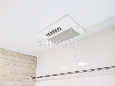 11号棟　浴室換気乾燥機　【小平市小川町１丁目】　 浴室換気乾燥暖房機付きの為、冬も快適、入浴後もカラッと乾燥し、カビの発生を抑えます。 ／撮影日2025/05/26