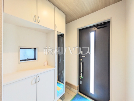 11号棟　「住まいの顔」とも言われ、家全体のイメージを左右する重要な玄関スペース。お気に入りのインテリア用品や小物などで素敵な空間を演出してください。　【小平市小川町１丁目】／撮影日2025/05/26