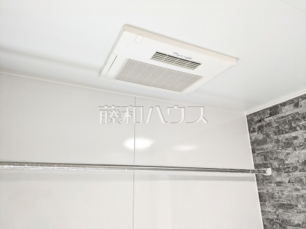 12号棟　浴室換気乾燥暖房機　【小平市小川町１丁目】　雨の日の強い味方！浴室換気乾燥機付きユニットバスで洗濯物が乾かせます。／撮影日2025/05/09