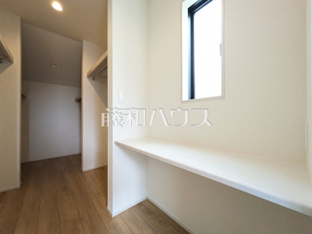 14号棟　ウォークインクローゼット収納／カウンター（ワークスペース）　【小平市小川町１丁目】／撮影日2025/05/15