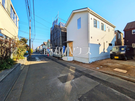 現場風景　【小平市上水本町１丁目】モノトーンを中心とした配色の現代的なデザイン。直線的ですっきりとしたスクエアなデザインが、お客様のお住まいを都会的に印象づけます。
／撮影日2025/02/28
