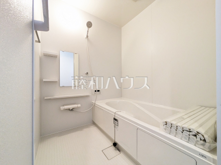 A号棟　【小平市上水本町１丁目】一日の疲れを癒す、優しい色合いのバスルーム。お気に入りの入浴剤を使用してリラックスした空間を演出できます。
／撮影日2025/03/06
