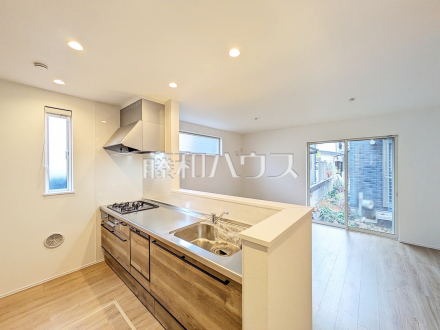 A号棟　キッチン　【小平市上水本町１丁目】対面式のカウンターキッチンは、いつでもご家族を感じられる空間作りの重要ポイントになりそうです。
／撮影日2025/03/06