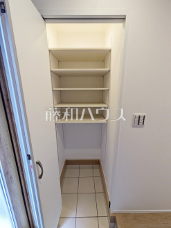 A号棟　シューズインクローゼット　【小平市上水本町１丁目】いつでもキレイにまとめておきたい玄関。シューズインクロークのおかげで玄関周りで使う物までスッキリと収納できます♪／撮影日2025/03/04
