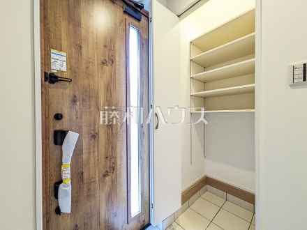 A号棟　玄関　【小平市上水本町１丁目】採光窓の付いた玄関ドアにより、日中は照明をつけなくても明るい空間になります。外から見るのと中から見るのでは印象が異なりますので、ぜひ現地にてご確認ください。／撮影日2025/03/06