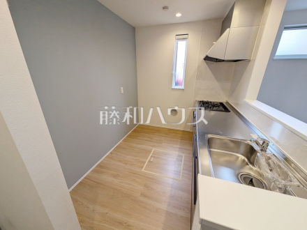 A号棟　キッチン　【小平市上水本町１丁目】
対面式のカウンターキッチンは、いつでもご家族を感じられる空間作りの重要ポイントになりそうです。　／撮影日2025/03/04