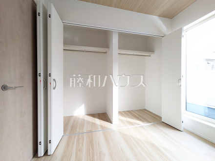 B号棟　居室　【小平市上水本町１丁目】
幼い頃のたくさんの想い出が詰まった実家の部屋。それは特別な場所としていつまでも心に残っています。いつかこの部屋が子供たちにとってのそのような場所になるのかな？　／撮影日2025/03/06