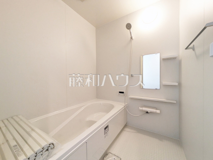 B号棟　浴室　【小平市上水本町１丁目】
一日の疲れを癒してくれるバスルームは、ゆったりと半身浴をしながら読書を楽しんだりお子様と一緒に入浴したりと寛げる空間です。／撮影日2025/03/06