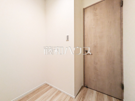 B号棟　サービスルーム　【小平市上水本町１丁目】
サービスルームは収納としてだけでなくテレワークにも活用できます。クローズドな空間だから仕事にも集中できますね！　／撮影日2025/03/06