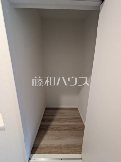 B号棟　パントリー　【小平市上水本町１丁目】
キッチン横にある収納は食品等のストックに便利　／撮影日2025/03/04