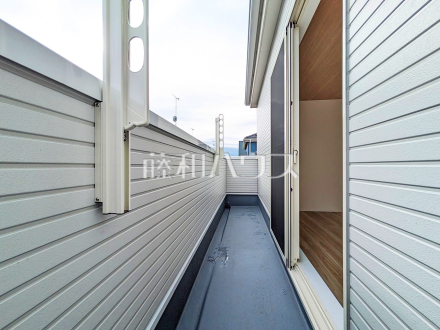 B号棟　バルコニー　【小平市上水本町１丁目】
南向きのバルコニーは日差しもたっぷり注ぎ、お洗濯物もよく乾きます。　／撮影日2025/03/06