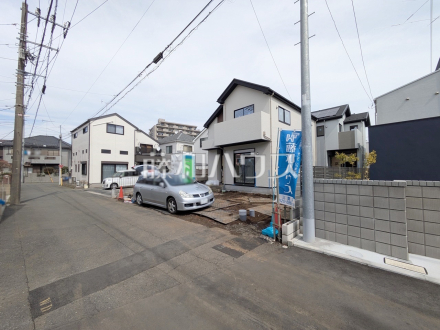 接道状況および現場風景　【小金井市前原町４丁目】お住まい探しは、家の良し悪しだけでなく周辺環境も重要なポイントです。ぜひ一度お客様の目でご覧ください。　／撮影日2025/03/13