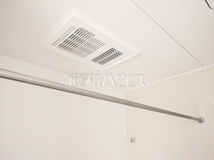 1号棟　浴室換気乾燥機　【小金井市前原町４丁目】　 雨天時の洗濯物や浴室内のカビ防止としても活躍する浴室換気乾燥機 ／撮影日2025/03/31