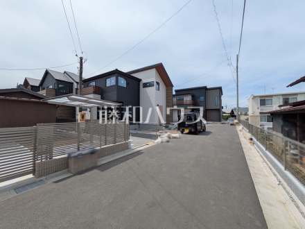 接道状況および現場風景　【東村山市廻田町２丁目】良い物件をゲットするためには早め早めのチェックをおすすめ致します。未完成の今のうちにぜひお問合せ下さいませ！／撮影日2025/05/15