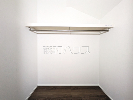 3号棟　ウォークインクローゼットは、お洋服等がたくさん収納できて便利です。　【立川市上砂町４丁目】／撮影日2025/04/28