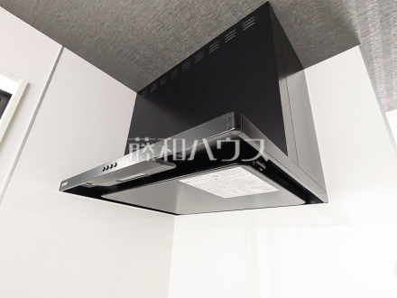 3号棟　レンジフード　【立川市上砂町４丁目】　お手入れのしやすいレンジフードは見た目もスッキリしていて、料理時の油煙やニオイを効率的に外に出せます。 ／撮影日2025/04/28