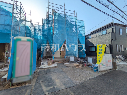 1号棟　外観　【立川市上砂町１丁目】来客時や駐輪スペースとしても利用可能なカースペース2台可（車種による）　
／撮影日2025/04/17