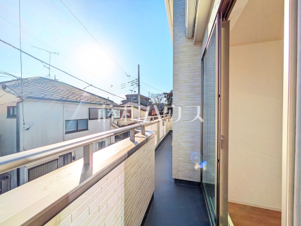バルコニー　【小平市小川東町】気軽に外へ出られて気分転換ができるバルコニー。テレワークや家事の合間に外の空気をめいっぱい吸って深呼吸すると気持ちがいいですね。
／撮影日2025/01/31
