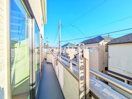 バルコニー　【小平市小川東町】2部屋分の長さがあるバルコニーは洗濯物を一気に干すことができ、スッキリ爽快です！
／撮影日2025/01/31