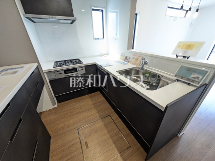 1号棟　キッチン　【小平市仲町】
動線が短いL字型キッチンで、準備も料理もテキパキとはかどります！／撮影日2025/04/17