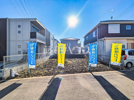 外観　【日野市東平山２丁目】
視界いっぱいに広がる青空から、陽光が降り注ぎます。家々をそっと飾るように添えられた植栽が光を浴び、子供たちの成長とともにご家族の幸せを願い育っていくことでしょう。／撮影日2025/01/13
