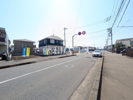 接道状況および現場風景　【日野市東平山２丁目】前面道路は歩道もあり、小さなお子様にも安心ですね。　／撮影日2025/03/23